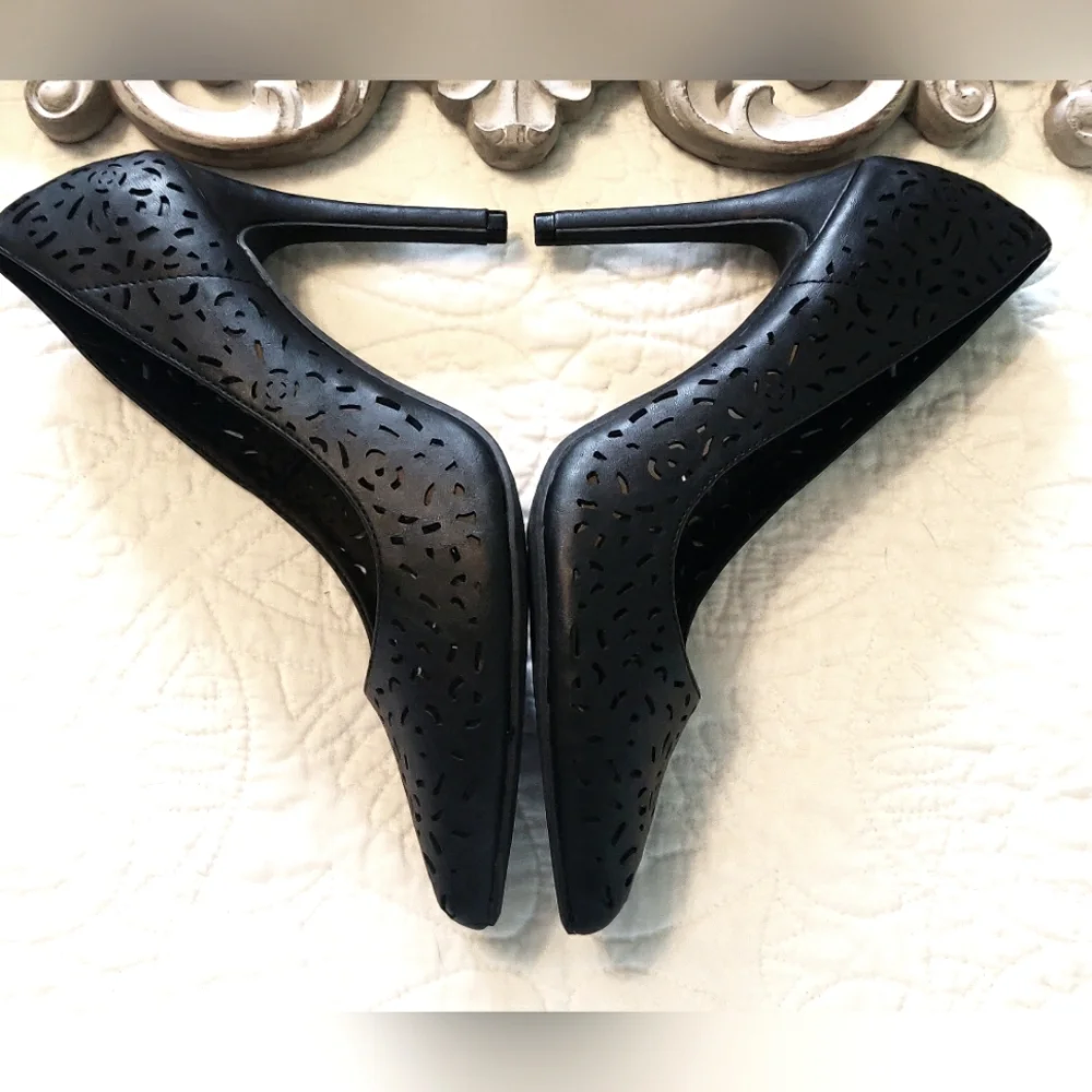 NWOT Report black heels.